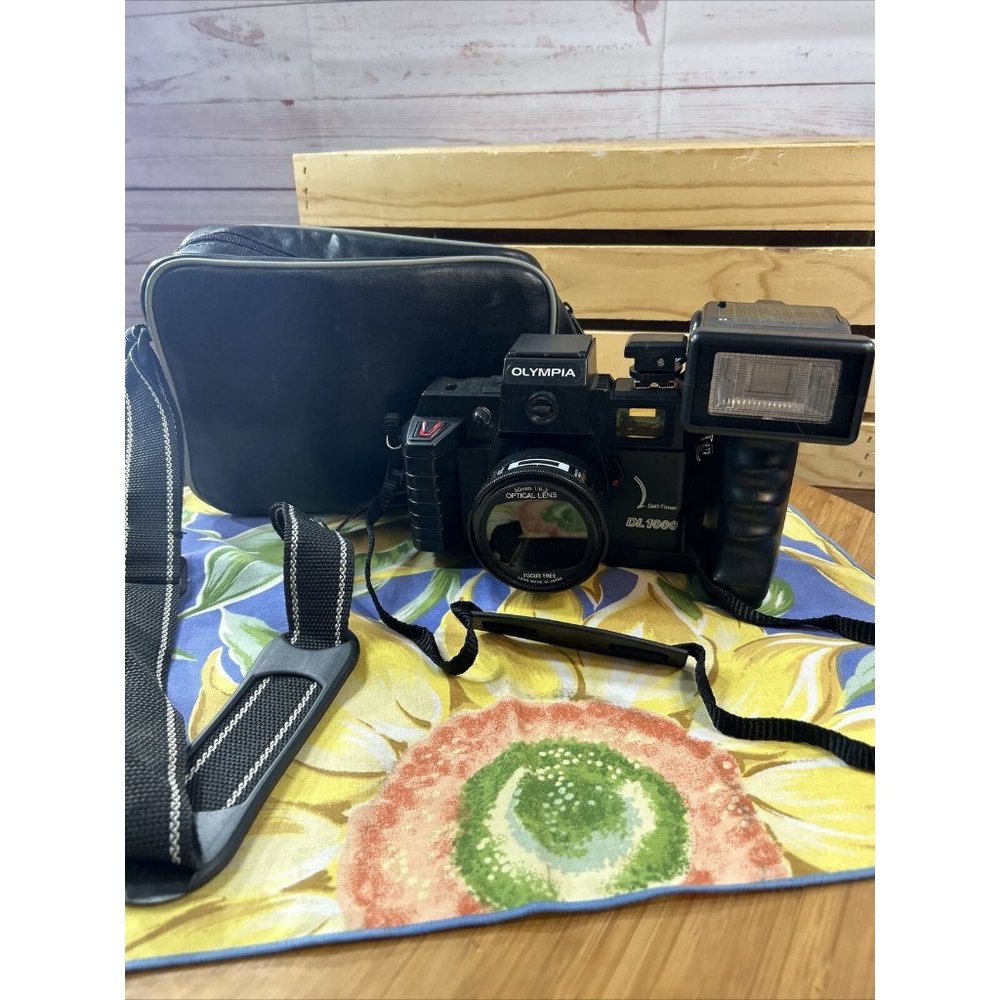 Olympia Camera Set With Self-Timer Red Eye Reduction DL1000 Deluxe 35mm in case